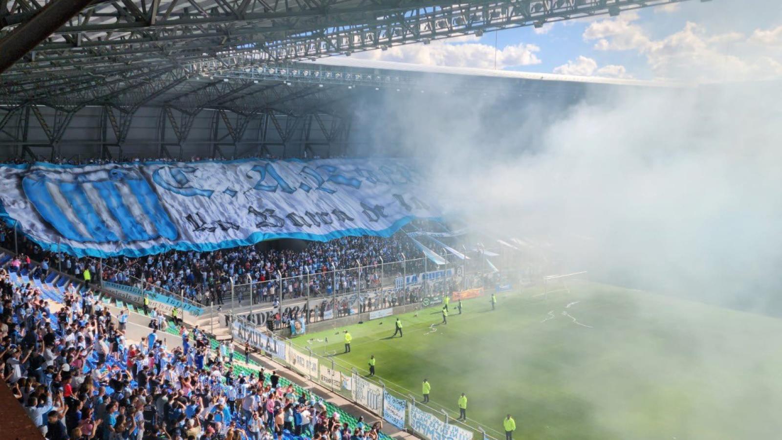 Hinchas de Racing colmando las tribunas del Cilindro en una noche de estadio